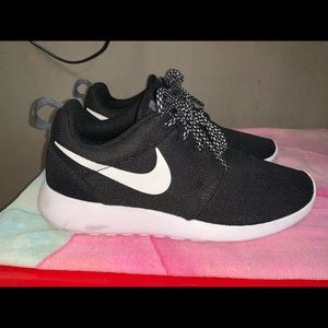 Nike roshe runs size 6.5